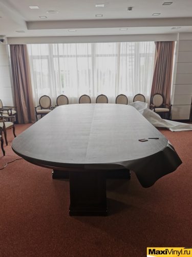 Оклейка пленкой стола для конференций 